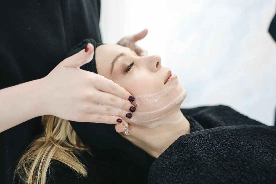 Tratamiento facial avanzado de limpieza e hidratación en un espacio luminoso